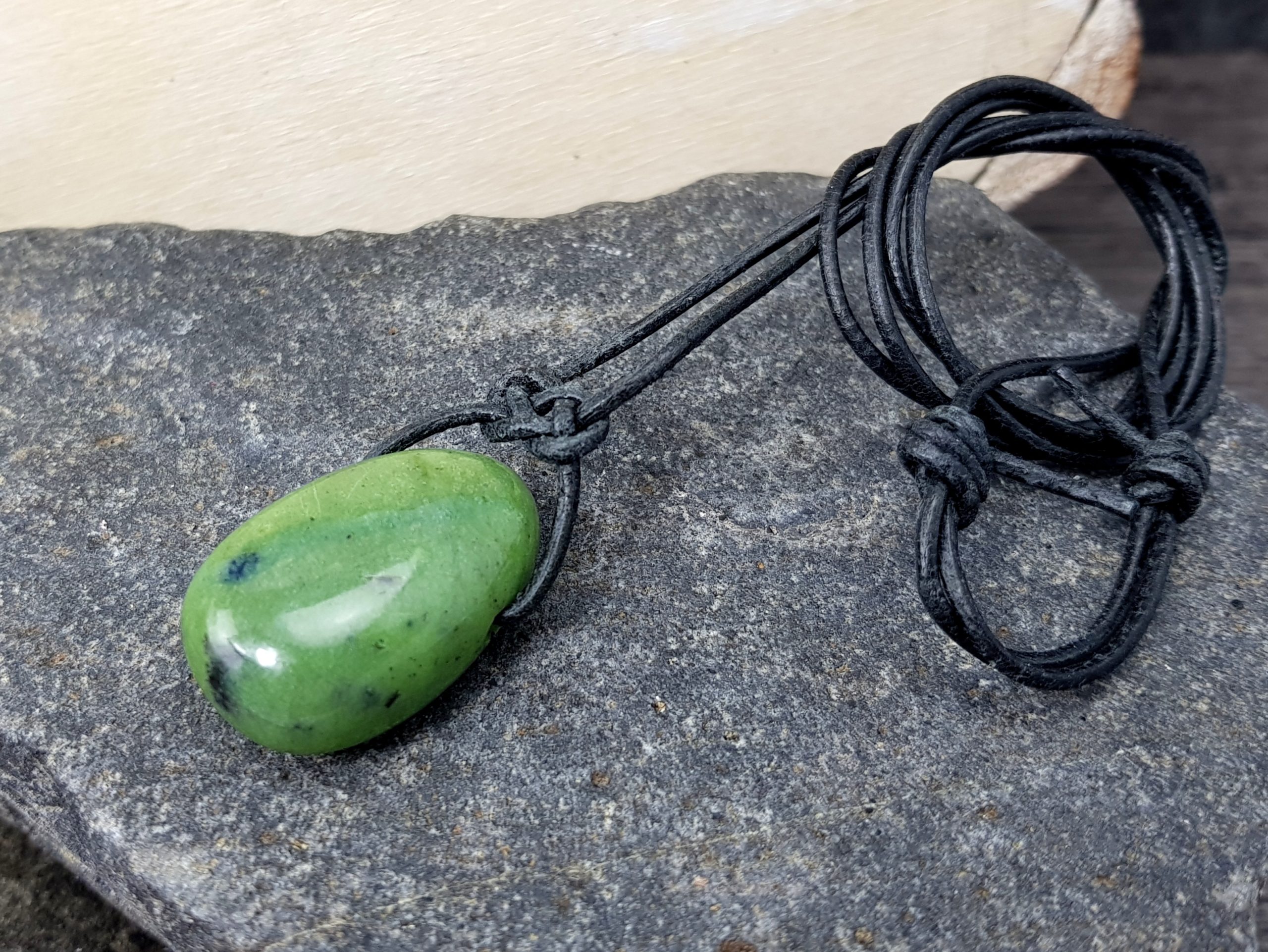 Trommelstein Kette Nephrit am Band