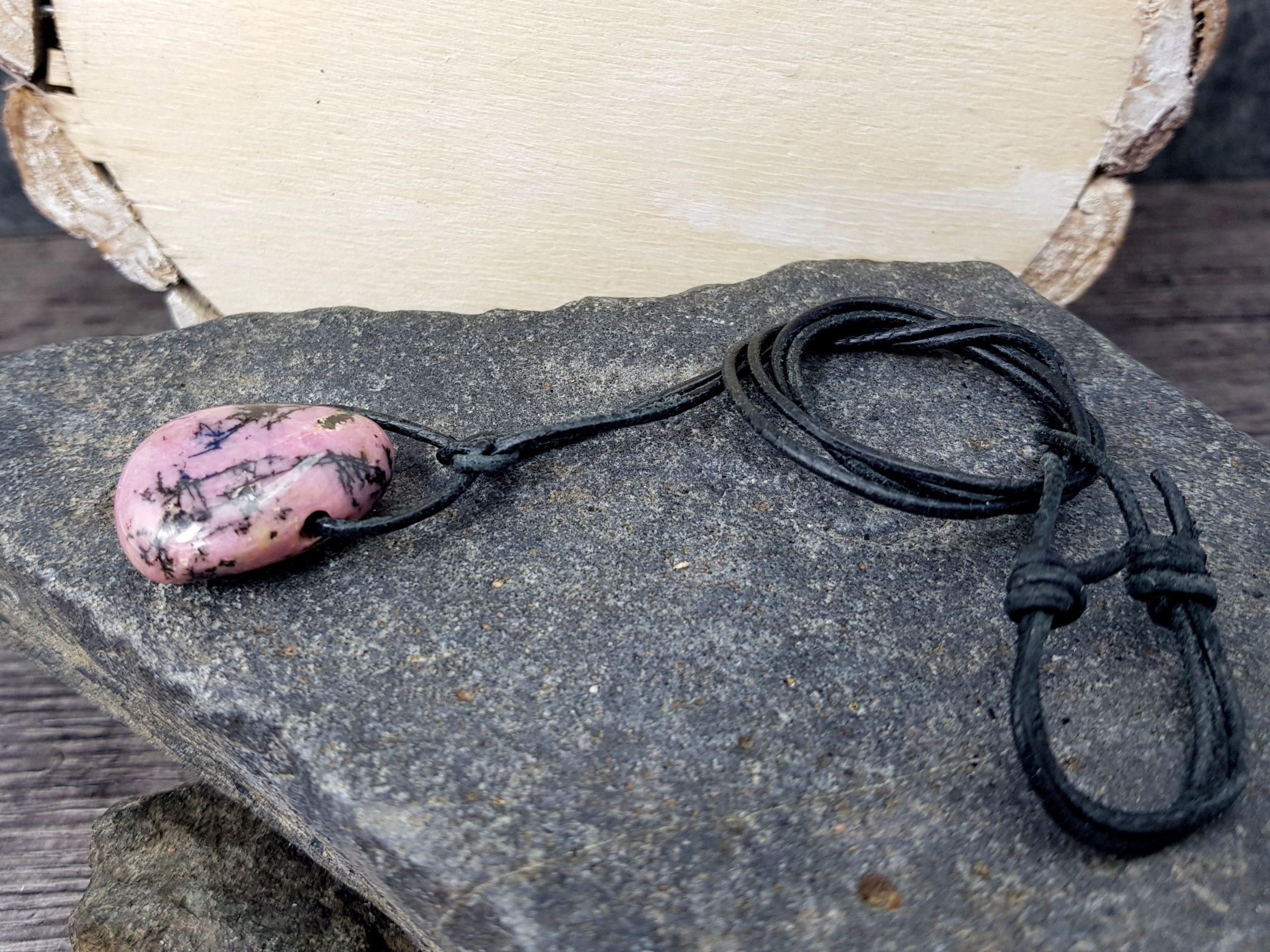 Trommelstein Kette Rhodonit am Band