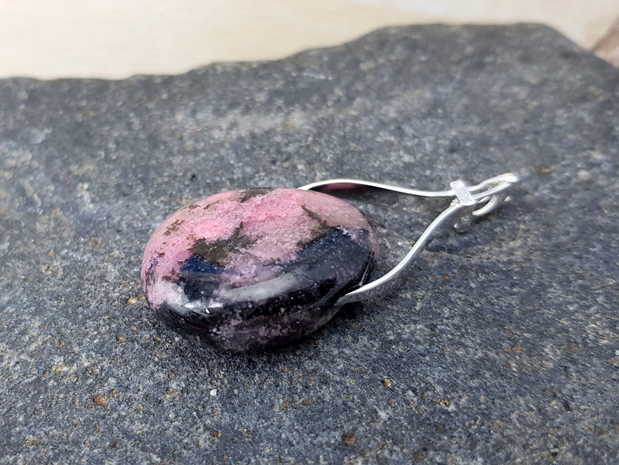 Trommelstein Kette Rhodonit am Band