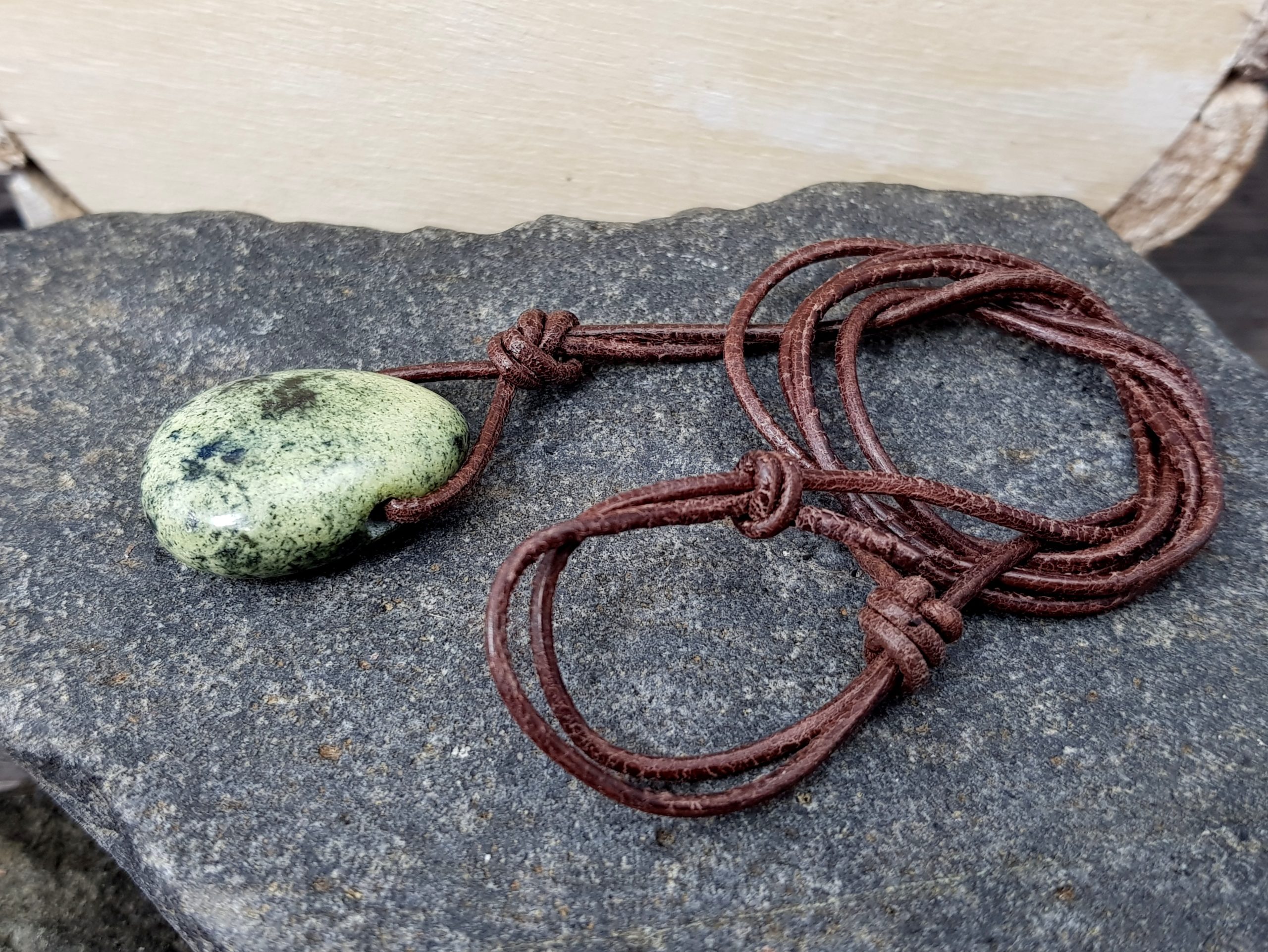 Trommelstein Kette Serpentin Chytha am Band