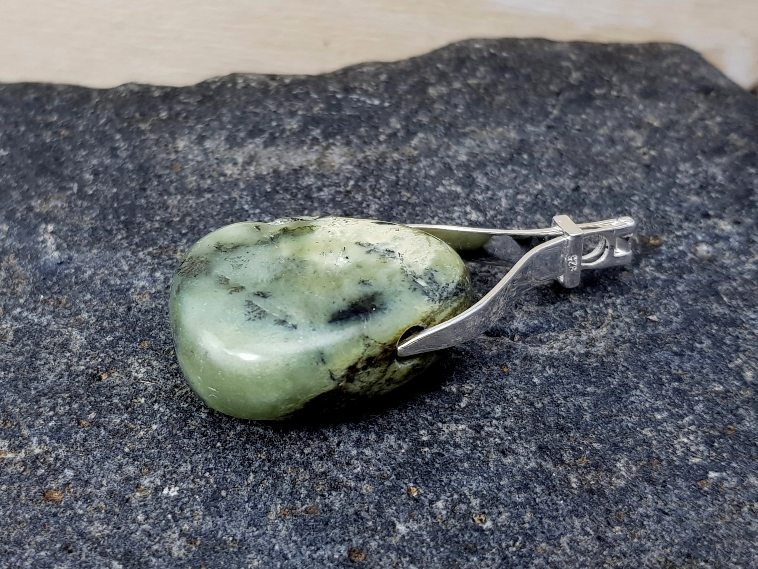 Trommelstein Kette Serpentin Chytha am Band