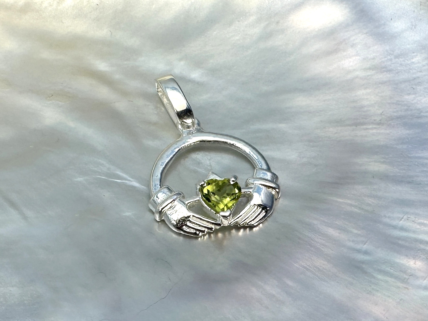 Anhänger Claddagh Peridot Silber