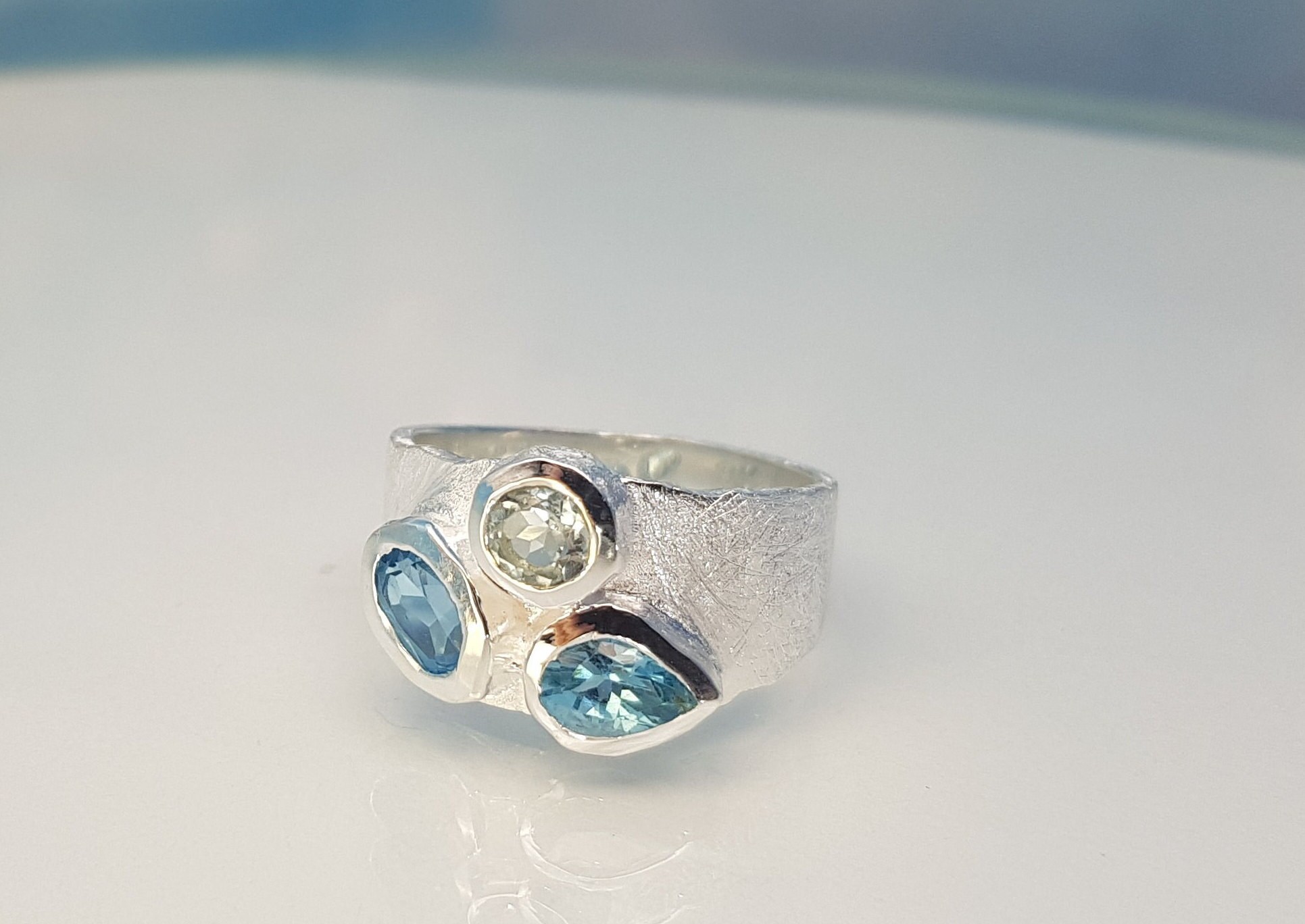 Ring Blau Topas facettiert Sterlingsilber