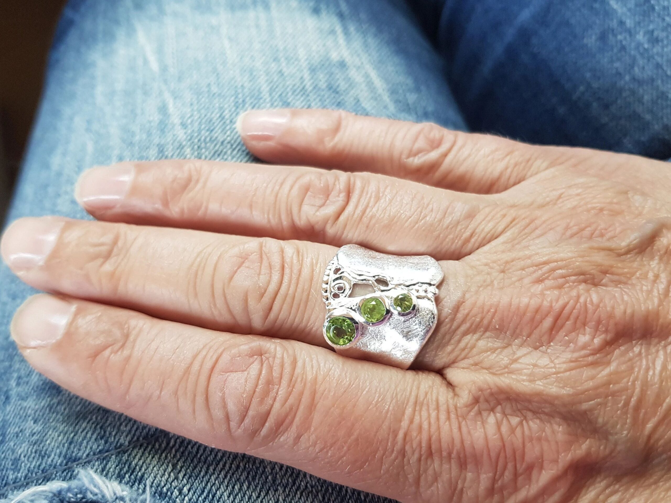Ring mit facettiertem Peridot aus 925 Silber