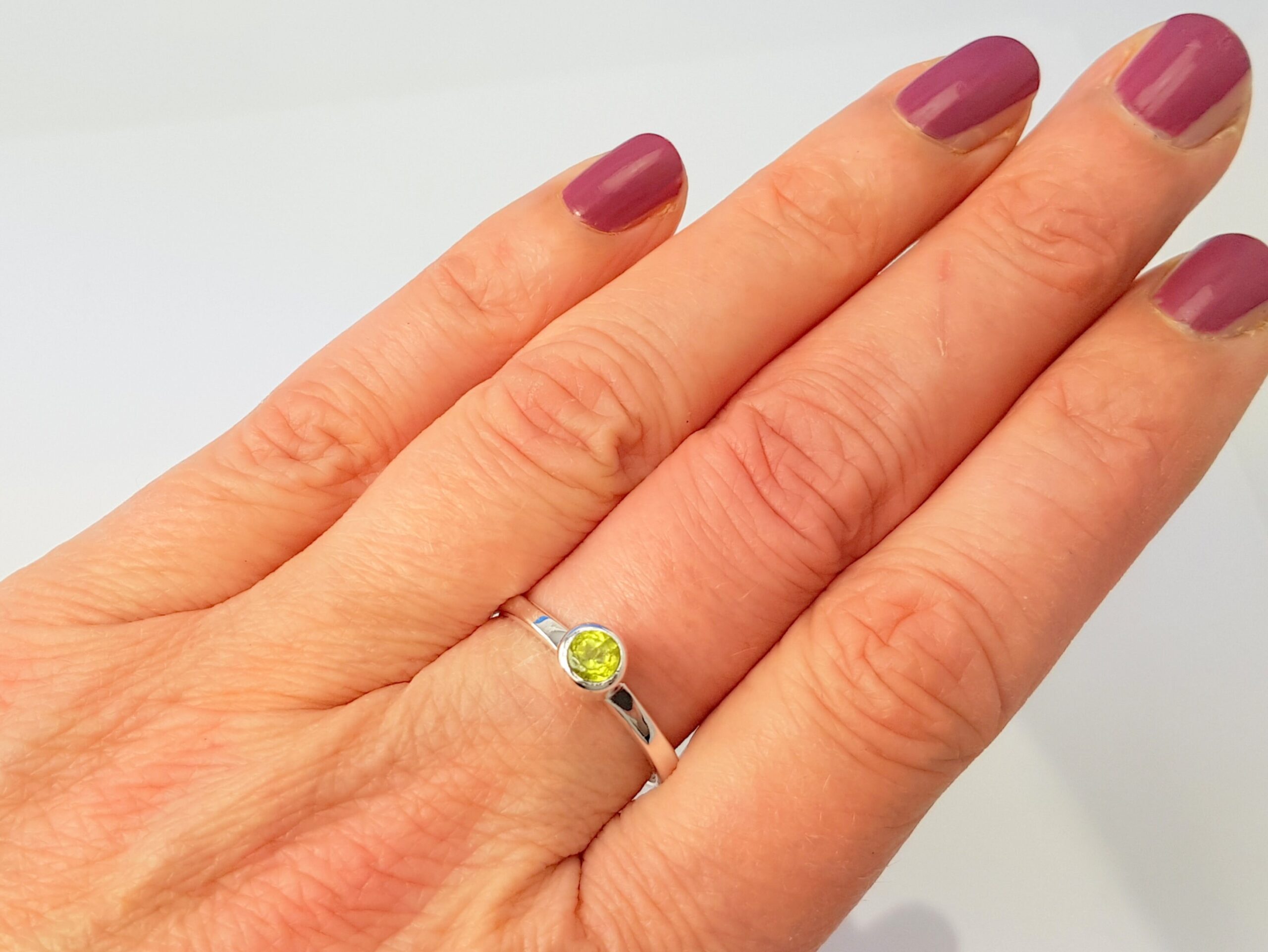 Stapelring mit facettiertem Peridot aus 925 Silber