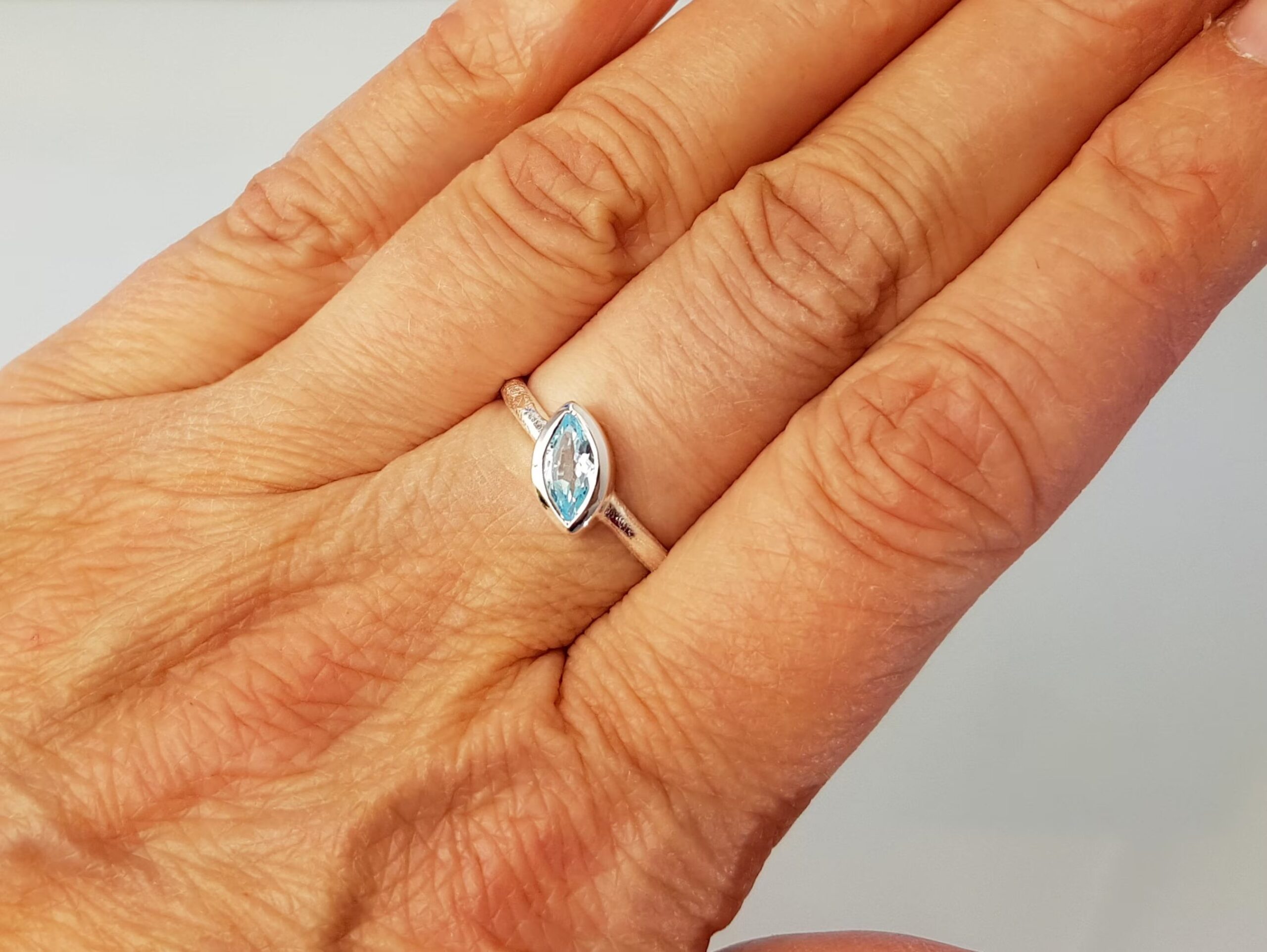 Ring Blau Topas facettiert Sterlingsilber